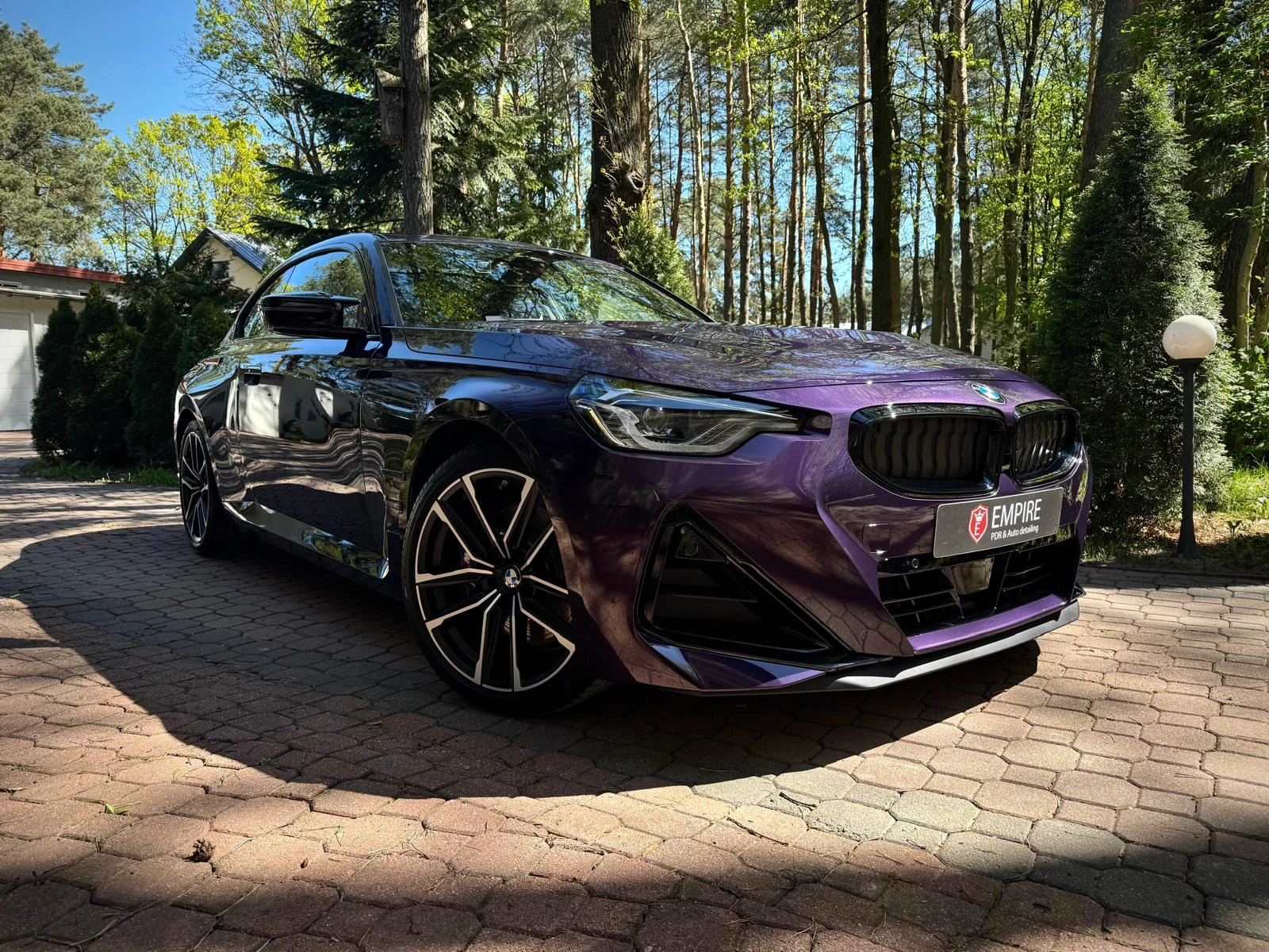 Fioletowe BMW serii 2 Coupé w lesie po detailingu