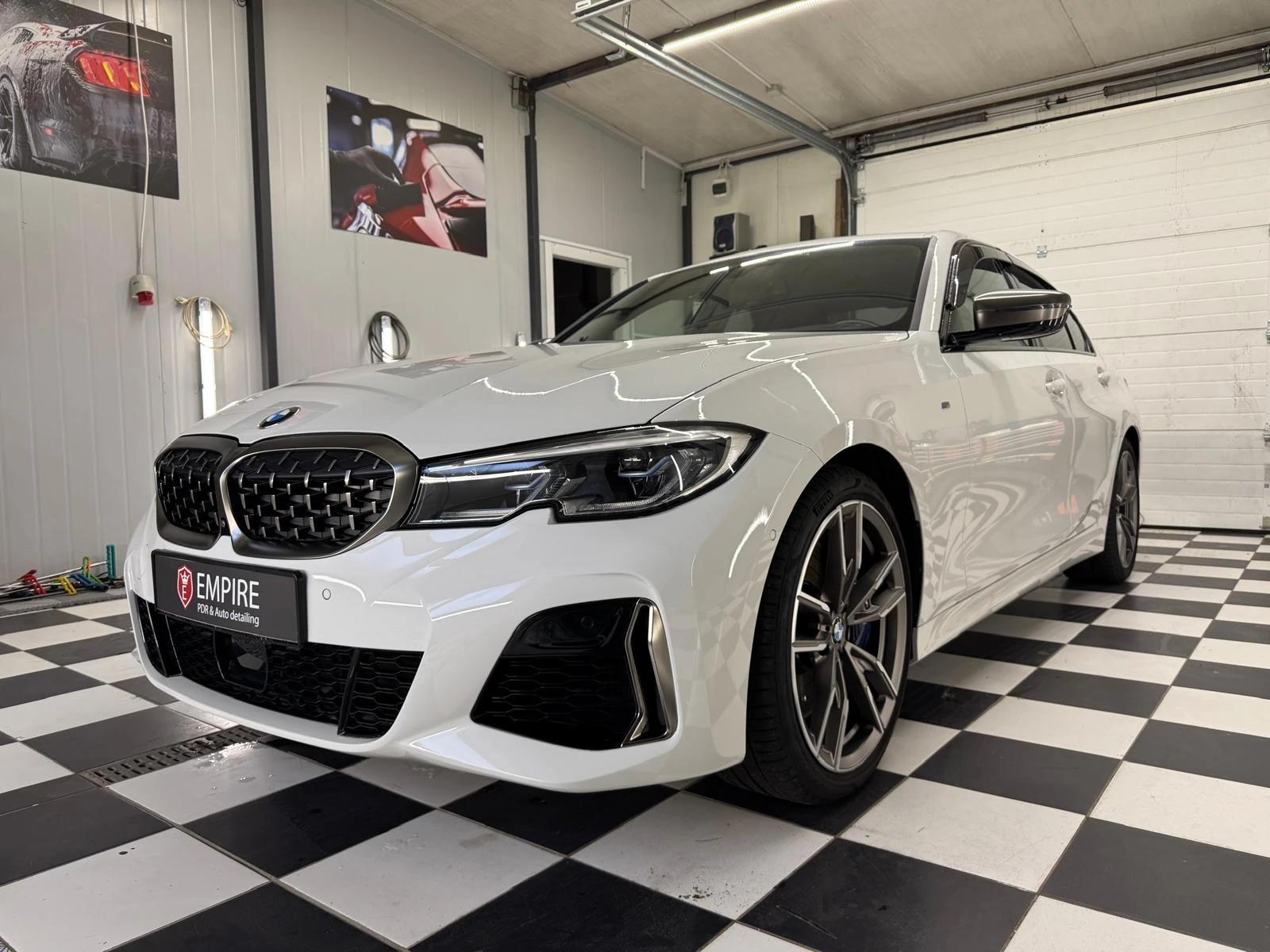 Białe BMW serii 3 w studiu EMPIRE