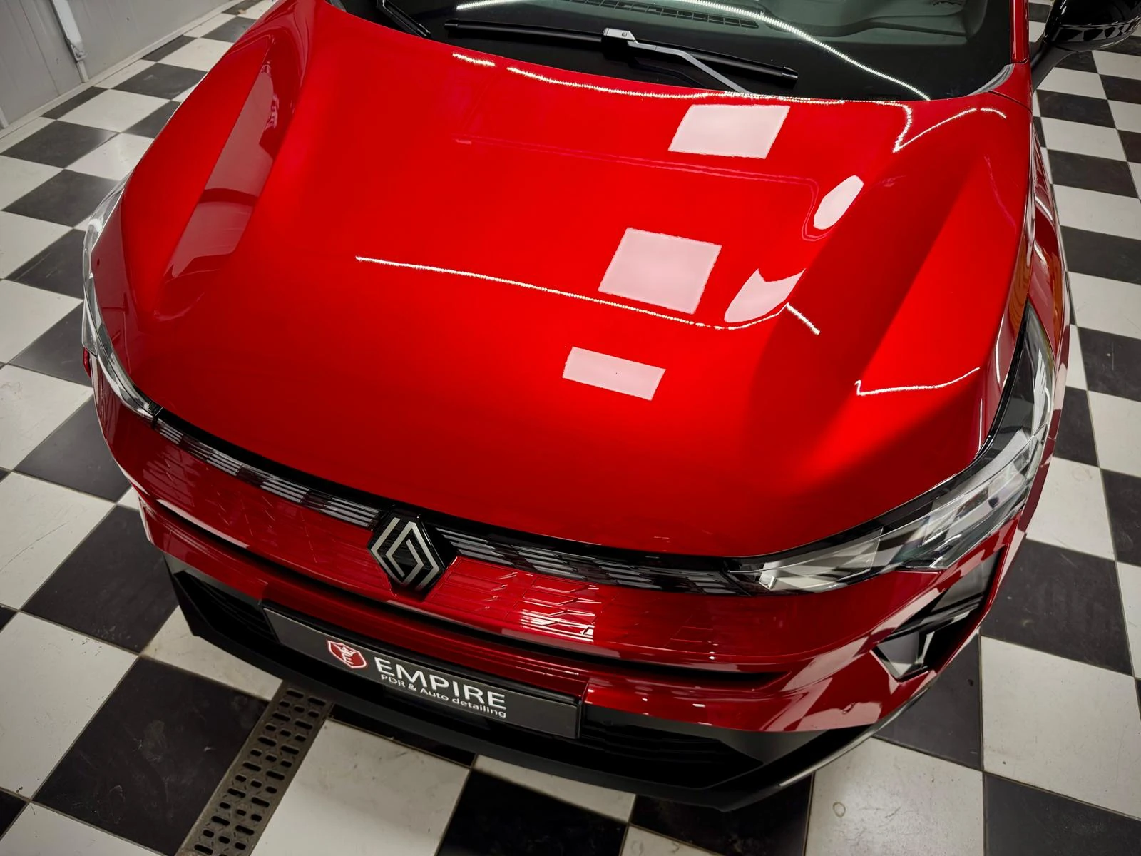 Czerwona maska Renault z lustrzanym połyskiem w studiu EMPIRE