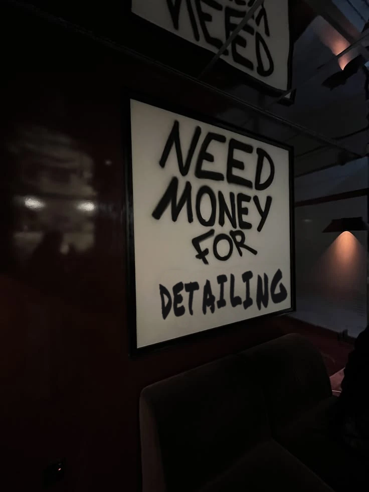 Napis NEED MONEY FOR DETAILING na ścianie