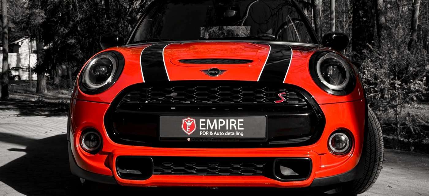 Czerwone MINI Cooper S z tablicą Empire