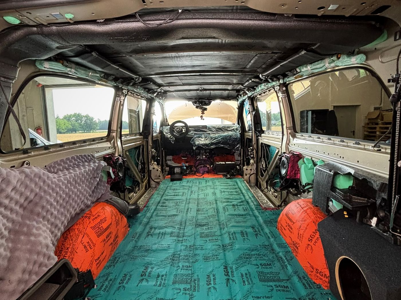 Wyciszona przestrzeń ładunkowa busa