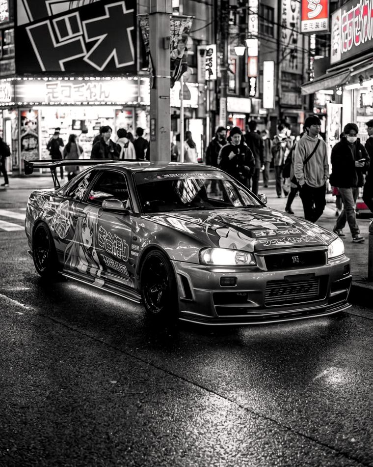 Nissan Skyline R34 na nocnej ulicy w Tokio