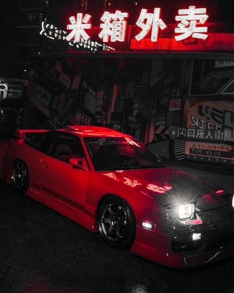 Czerwony Nissan 180SX pod neonem