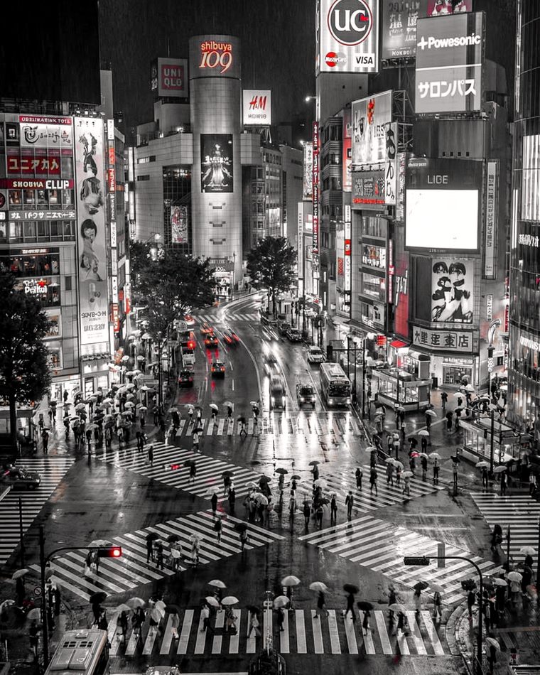 Skrzyżowanie Shibuya w deszczu